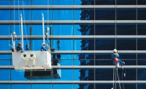 Gondola gedung digunakan untuk membersihkan kaca gedung tinggi