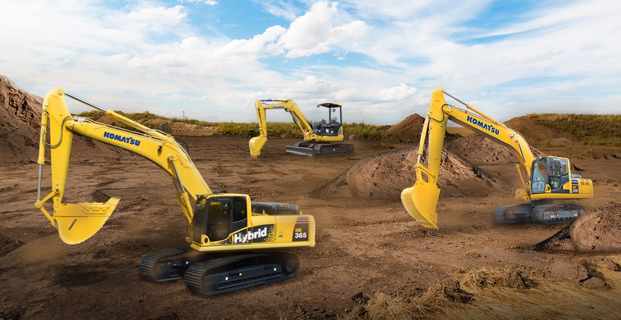Beberapa excavator Komatsu beroperasi di area proyek konstruksi menunjukkan variasi spesifikasi alat berat