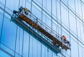 Alat gondola gedung digunakan untuk membersihkan kaca gedung tinggi