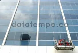 Alat gondola gedung digunakan untuk membersihkan kaca gedung tinggi