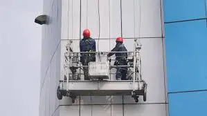 Harga sewa gondola gedung untuk pekerja pembersihan kaca