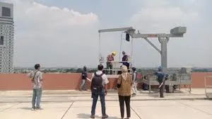 Harga sewa gondola gedung untuk pekerjaan di rooftop