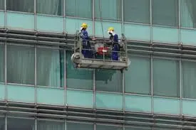 Perawatan gondola gedung pada fasad kaca bangunan untuk menjaga keamanan dan performa