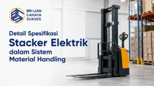 Infografis Brilian Cahaya Sukses bertajuk Detail Spesifikasi Stacker Elektrik dalam Sistem Material Handling. Gambar menampilkan logo perusahaan di pojok kiri atas dan teks judul berwarna biru tua, bersanding dengan satu unit mesin electric stacker berwarna kombinasi kuning dan hitam di koridor lantai beton sebuah pergudangan modern berlatar rak palet logistik penuh kardus.