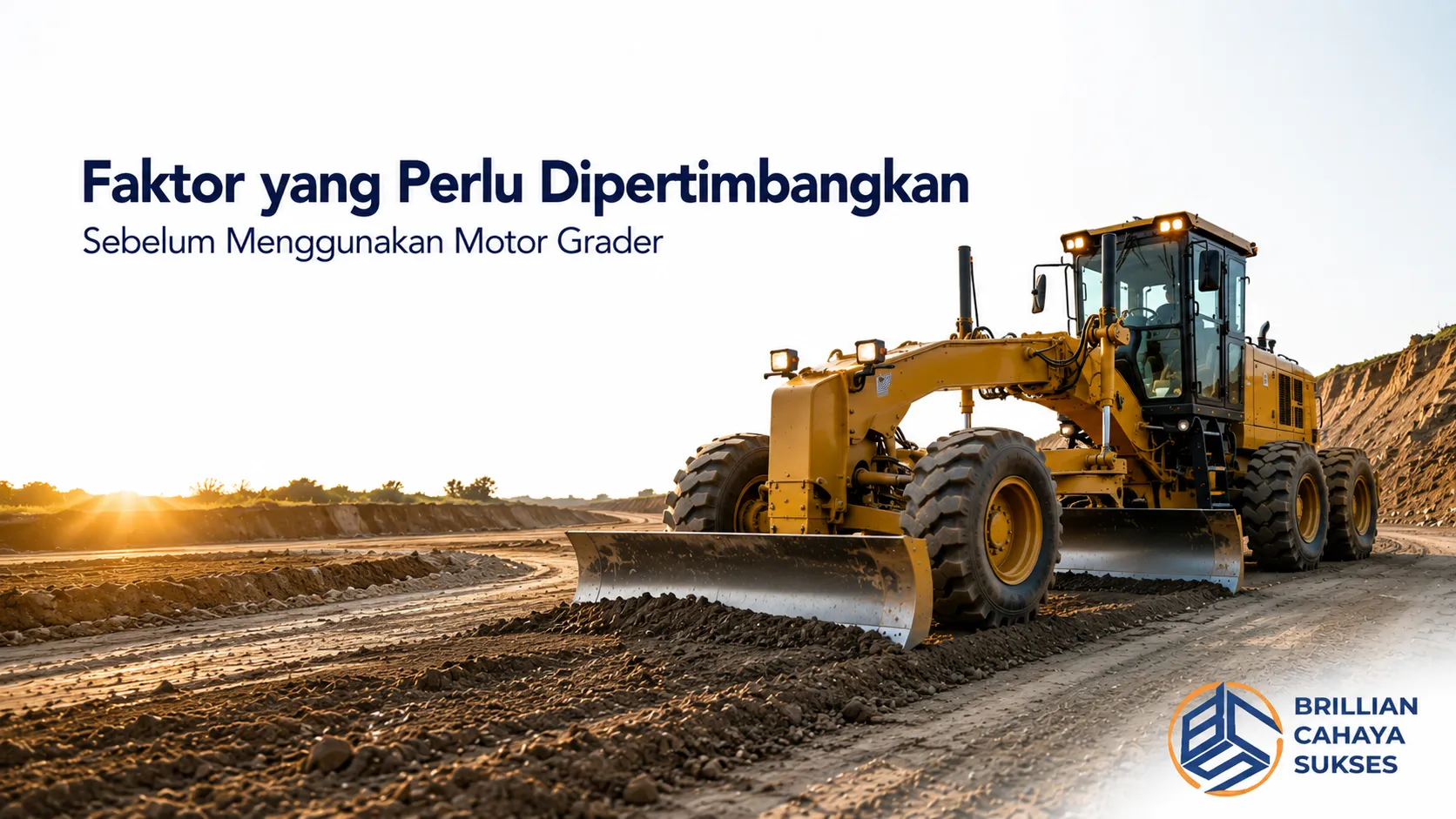 Motor grader melakukan pekerjaan grading pada area konstruksi dengan mempertimbangkan kondisi medan, kapasitas alat, dan kebutuhan hasil perataan tanah.