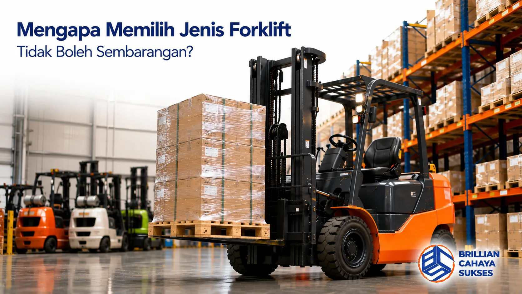 Forklift mengangkat pallet di dalam gudang sebagai ilustrasi pemilihan jenis forklift yang sesuai untuk meningkatkan efisiensi operasional.