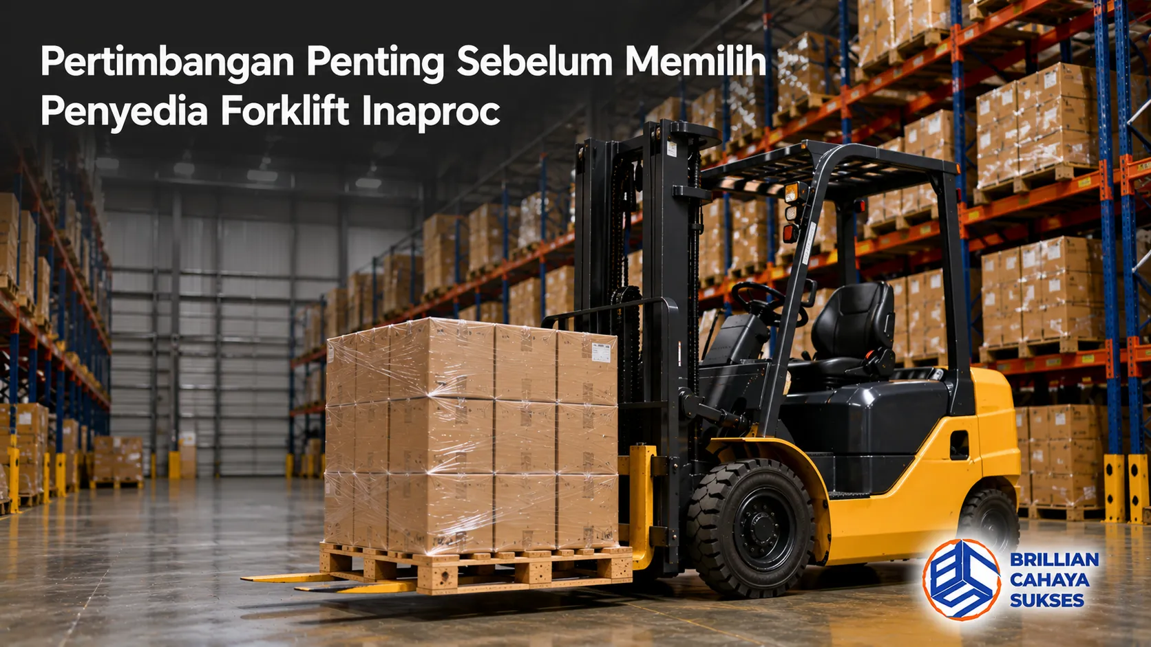 Forklift mengangkut palet barang di gudang modern sebagai bagian dari proses material handling yang mendukung operasional logistik.